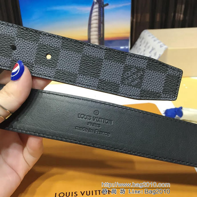 路易威登LV 專櫃同步 最新男士原單腰帶 滑面牛皮配壓格子紋圖案 兩種風格 全新精品光面搭扣 雙面翻轉可用  xfp1402